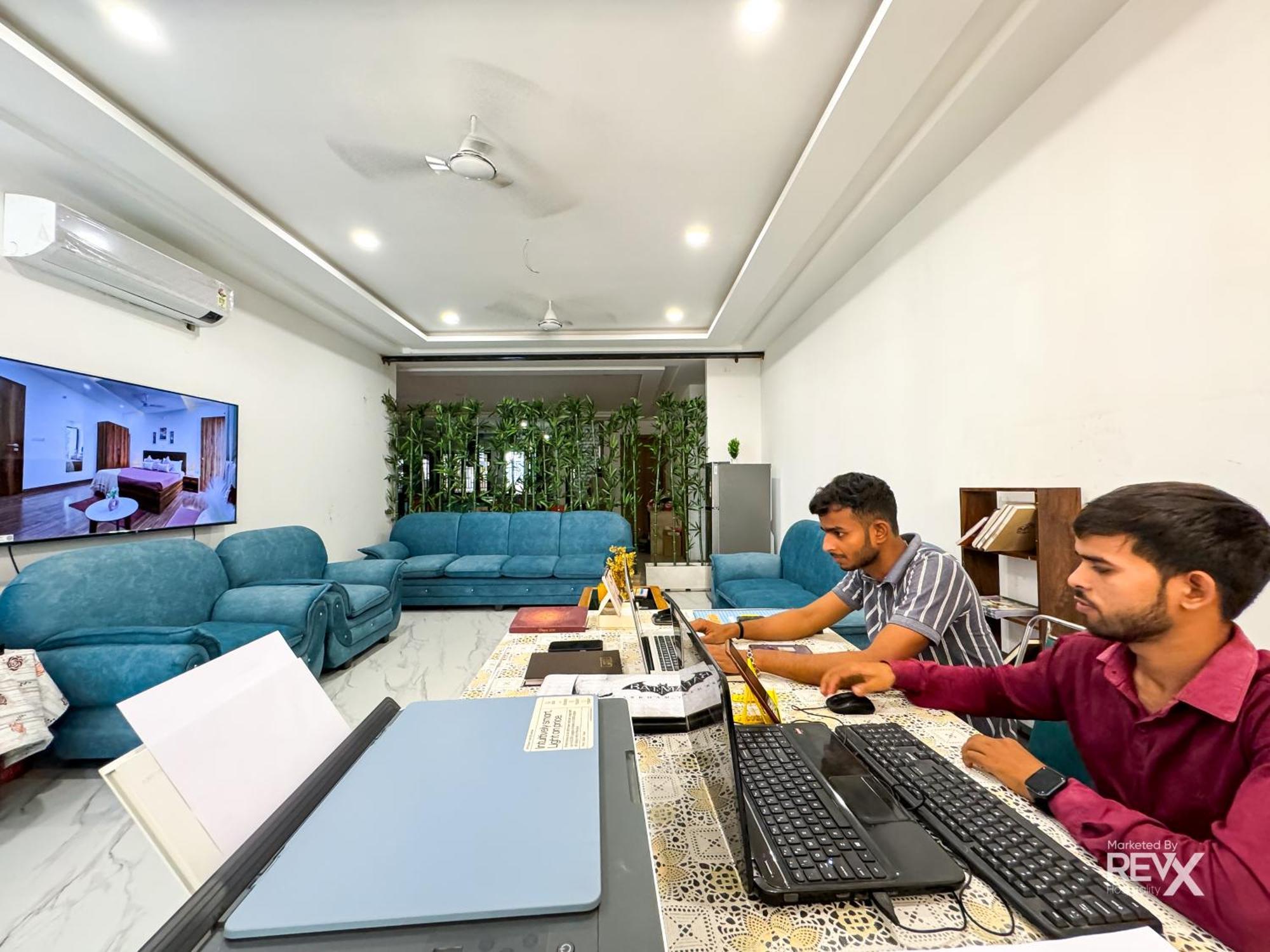 Guru Sadan A Luxe Stay Ayodhya Exteriör bild