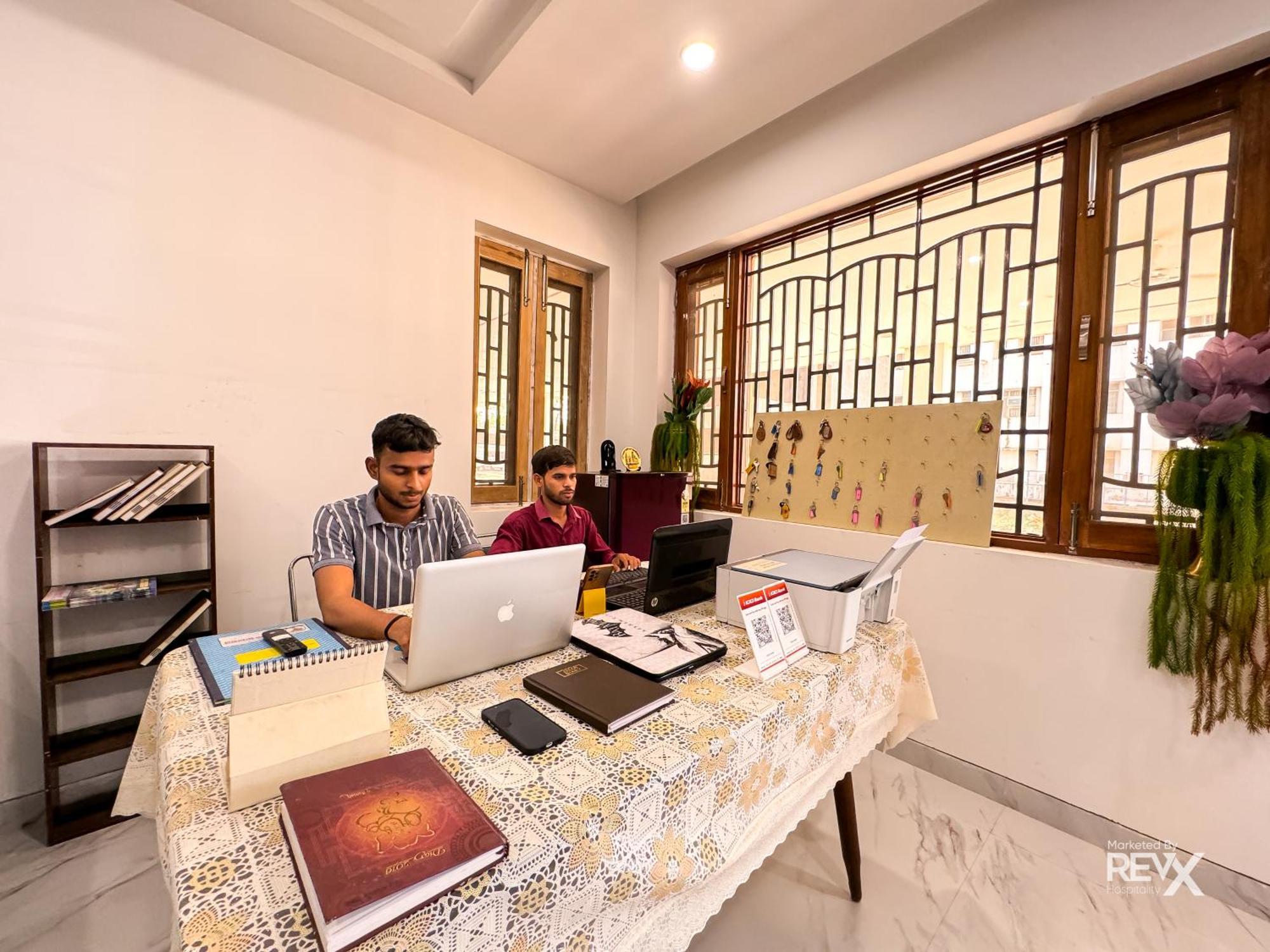 Guru Sadan A Luxe Stay Ayodhya Exteriör bild